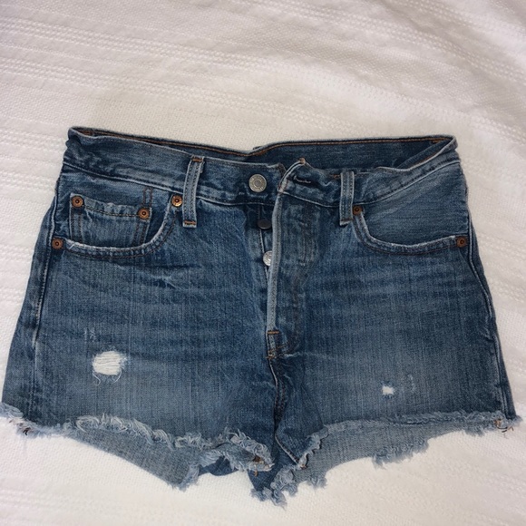 Slightly distressed woman’s Levi’s shorts - Picture 1 of 2